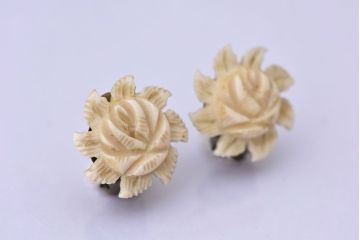 アンティーク雑貨　ビンテージ　バラのレリーフのイヤリング