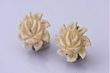 アンティーク雑貨　ビンテージ　バラのレリーフのイヤリング