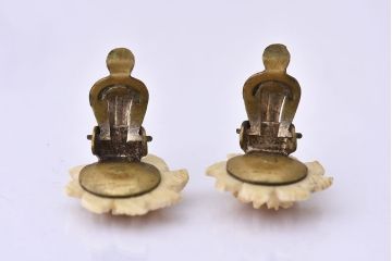 アンティーク雑貨　ビンテージ　バラのレリーフのイヤリング