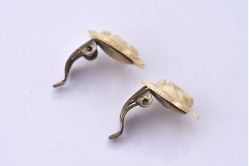 アンティーク雑貨　ビンテージ　バラのレリーフのイヤリング