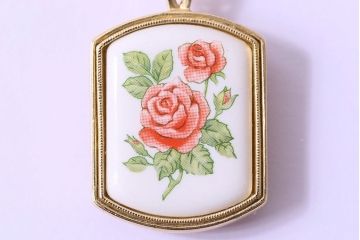 アンティーク雑貨　AVON(エイボン)　バラの絵柄が可愛らしいネックレス