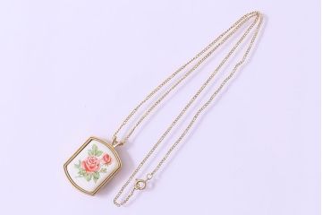 アンティーク雑貨　AVON(エイボン)　バラの絵柄が可愛らしいネックレス