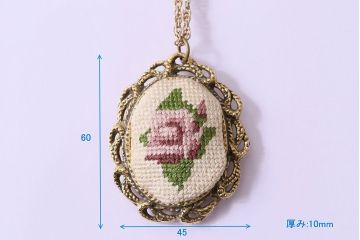 アンティーク雑貨　可愛らしいニードルポイントのペンダントネックレス