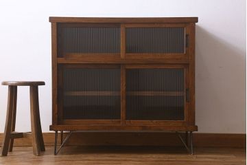アンティーク家具　和製アンティーク　前面ケヤキ材　モールガラスがおしゃれな鉄脚付の戸棚(収納棚、食器棚、本箱)