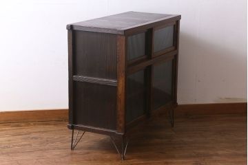 アンティーク家具　和製アンティーク　前面ケヤキ材　モールガラスがおしゃれな鉄脚付の戸棚(収納棚、食器棚、本箱)