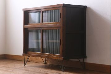 アンティーク家具　和製アンティーク　前面ケヤキ材　モールガラスがおしゃれな鉄脚付の戸棚(収納棚、食器棚、本箱)