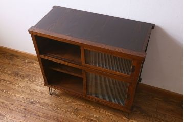 アンティーク家具　和製アンティーク　前面ケヤキ材　モールガラスがおしゃれな鉄脚付の戸棚(収納棚、食器棚、本箱)