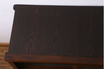 アンティーク家具　和製アンティーク　前面ケヤキ材　モールガラスがおしゃれな鉄脚付の戸棚(収納棚、食器棚、本箱)