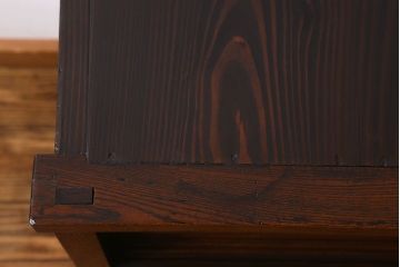 アンティーク家具　和製アンティーク　前面ケヤキ材　モールガラスがおしゃれな鉄脚付の戸棚(収納棚、食器棚、本箱)