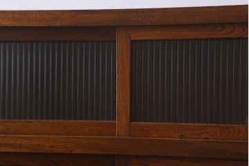 アンティーク家具　和製アンティーク　前面ケヤキ材　モールガラスがおしゃれな鉄脚付の戸棚(収納棚、食器棚、本箱)