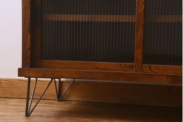 アンティーク家具　和製アンティーク　前面ケヤキ材　モールガラスがおしゃれな鉄脚付の戸棚(収納棚、食器棚、本箱)