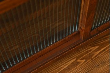 アンティーク家具　和製アンティーク　前面ケヤキ材　モールガラスがおしゃれな鉄脚付の戸棚(収納棚、食器棚、本箱)