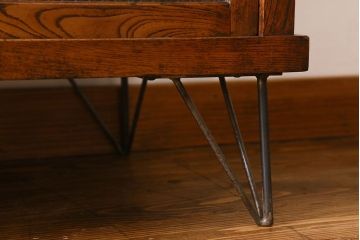 アンティーク家具　和製アンティーク　前面ケヤキ材　モールガラスがおしゃれな鉄脚付の戸棚(収納棚、食器棚、本箱)