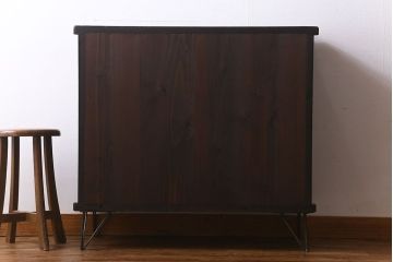 アンティーク家具　和製アンティーク　前面ケヤキ材　モールガラスがおしゃれな鉄脚付の戸棚(収納棚、食器棚、本箱)