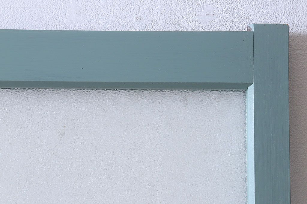 ペイント家具　爽やかな色合いが目を引くペイントガラス戸(引き戸、建具)