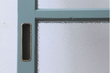 ペイント家具　爽やかな色合いが目を引くペイントガラス戸(引き戸、建具)
