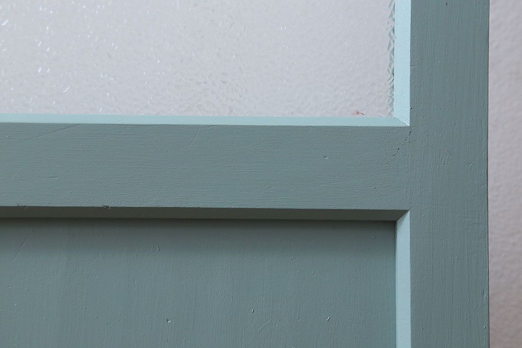 ペイント家具　爽やかな色合いが目を引くペイントガラス戸(引き戸、建具)