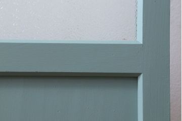 ペイント家具　爽やかな色合いが目を引くペイントガラス戸(引き戸、建具)