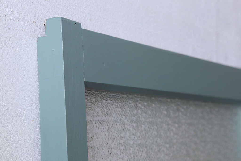 ペイント家具　爽やかな色合いが目を引くペイントガラス戸(引き戸、建具)