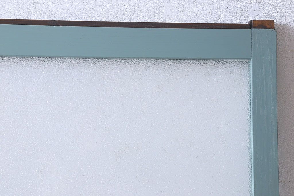 ペイント家具　爽やかな色合いが目を引くペイントガラス戸(引き戸、建具)