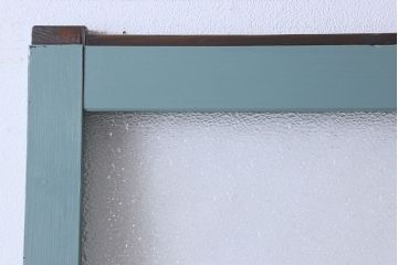 ペイント家具　爽やかな色合いが目を引くペイントガラス戸(引き戸、建具)