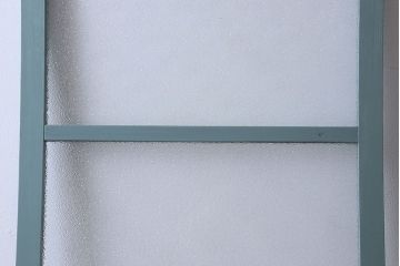 ペイント家具　爽やかな色合いが目を引くペイントガラス戸(引き戸、建具)