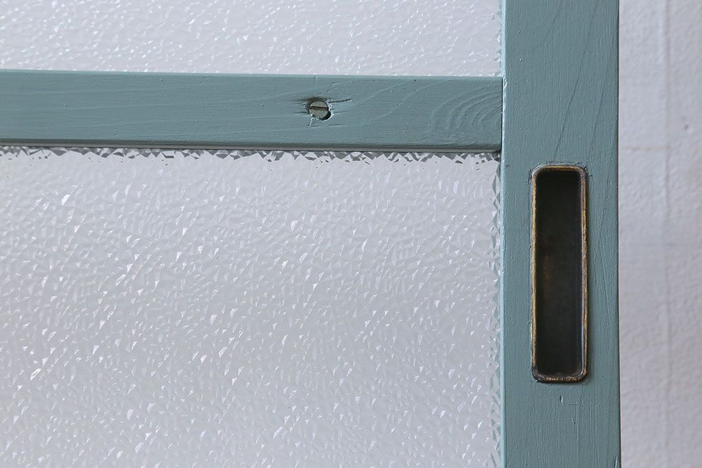 ペイント家具　爽やかな色合いが目を引くペイントガラス戸(引き戸、建具)