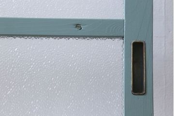 ペイント家具　爽やかな色合いが目を引くペイントガラス戸(引き戸、建具)