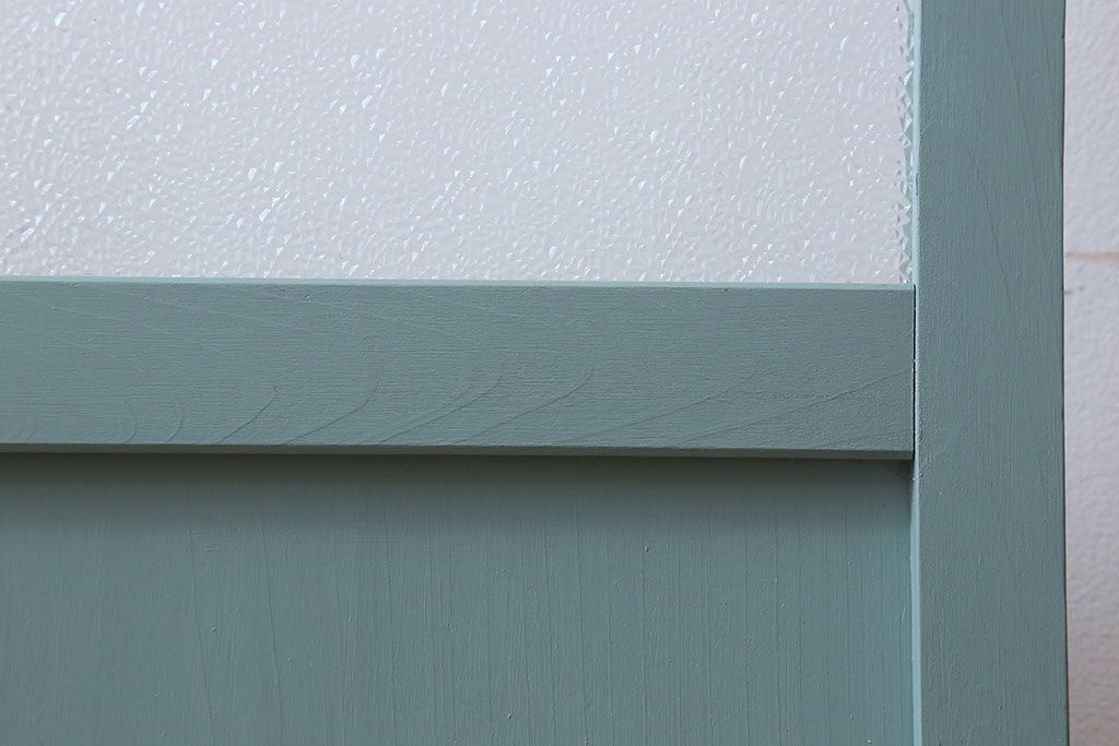 ペイント家具　爽やかな色合いが目を引くペイントガラス戸(引き戸、建具)