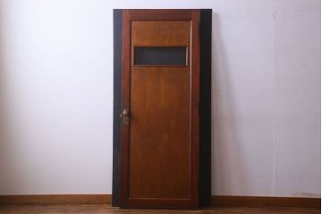 昭和レトロ　チェッカーガラス入り　深みのある色合いが魅力的な木製ドア(扉)