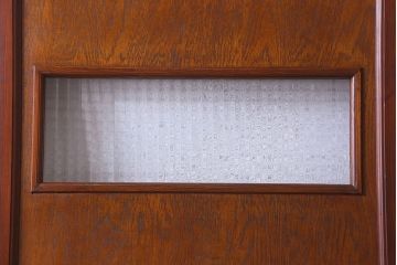 昭和レトロ　チェッカーガラス入り　深みのある色合いが魅力的な木製ドア(扉)