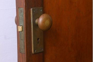 昭和レトロ　チェッカーガラス入り　深みのある色合いが魅力的な木製ドア(扉)