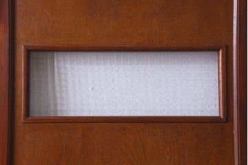 昭和レトロ　チェッカーガラス入り　深みのある色合いが魅力的な木製ドア(扉)