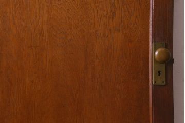 昭和レトロ　チェッカーガラス入り　深みのある色合いが魅力的な木製ドア(扉)