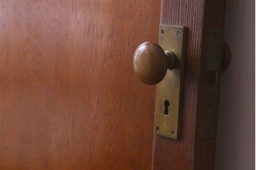 昭和レトロ　チェッカーガラス入り　深みのある色合いが魅力的な木製ドア(扉)