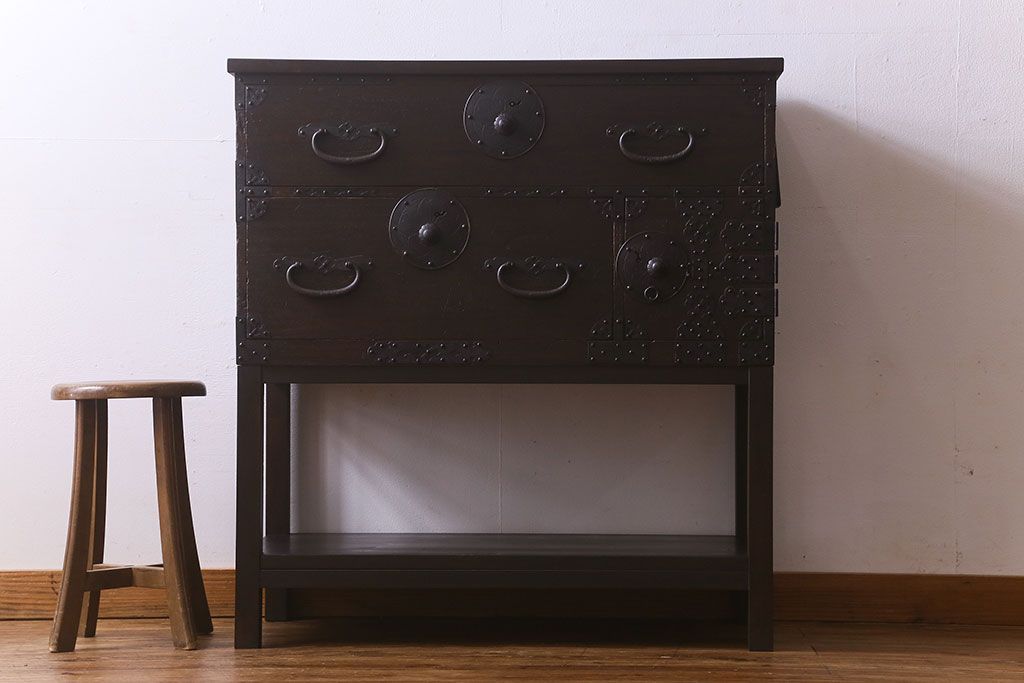 アンティーク家具　和製アンティーク　モダンな雰囲気漂う脚付きチェスト(引き出し、衣装箪笥)