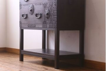 アンティーク家具　和製アンティーク　モダンな雰囲気漂う脚付きチェスト(引き出し、衣装箪笥)