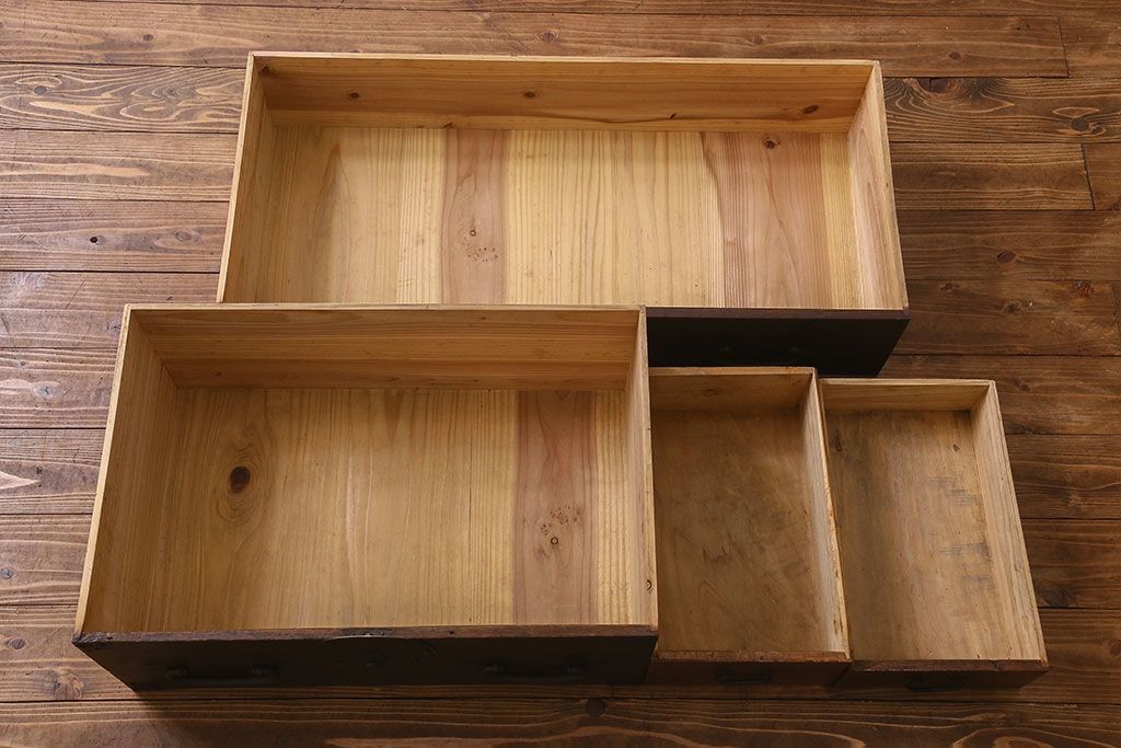 アンティーク家具　和製アンティーク　モダンな雰囲気漂う脚付きチェスト(引き出し、衣装箪笥)