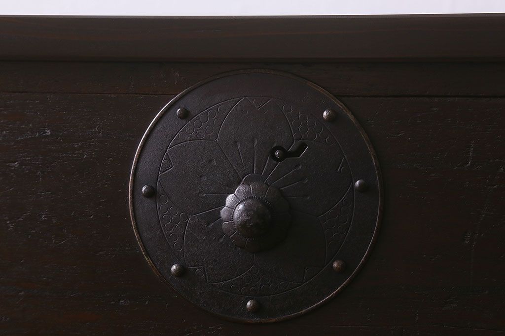 アンティーク家具　和製アンティーク　モダンな雰囲気漂う脚付きチェスト(引き出し、衣装箪笥)