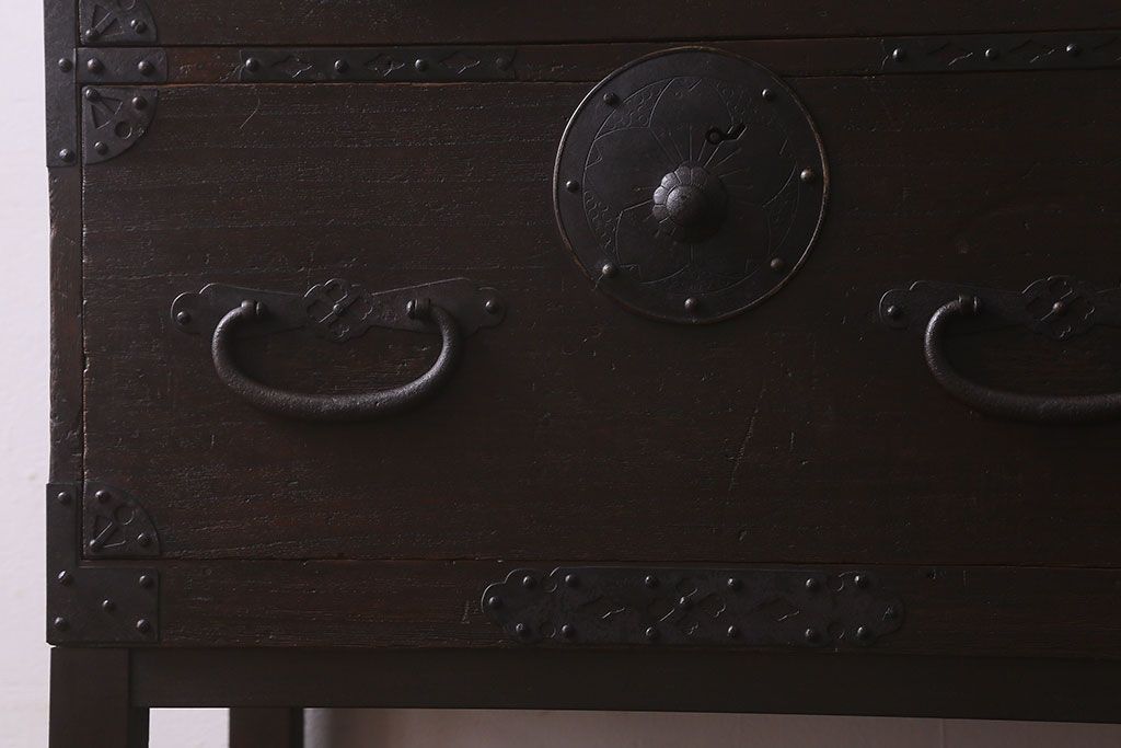 アンティーク家具　和製アンティーク　モダンな雰囲気漂う脚付きチェスト(引き出し、衣装箪笥)