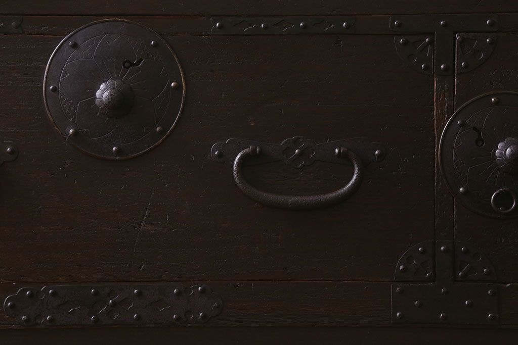 アンティーク家具　和製アンティーク　モダンな雰囲気漂う脚付きチェスト(引き出し、衣装箪笥)