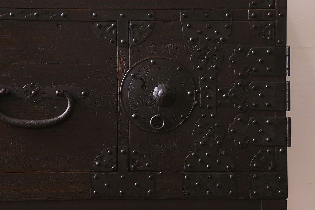 アンティーク家具　和製アンティーク　モダンな雰囲気漂う脚付きチェスト(引き出し、衣装箪笥)