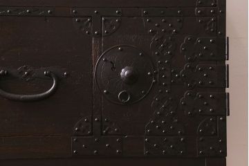 アンティーク家具　和製アンティーク　モダンな雰囲気漂う脚付きチェスト(引き出し、衣装箪笥)