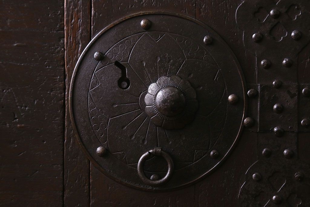 アンティーク家具　和製アンティーク　モダンな雰囲気漂う脚付きチェスト(引き出し、衣装箪笥)