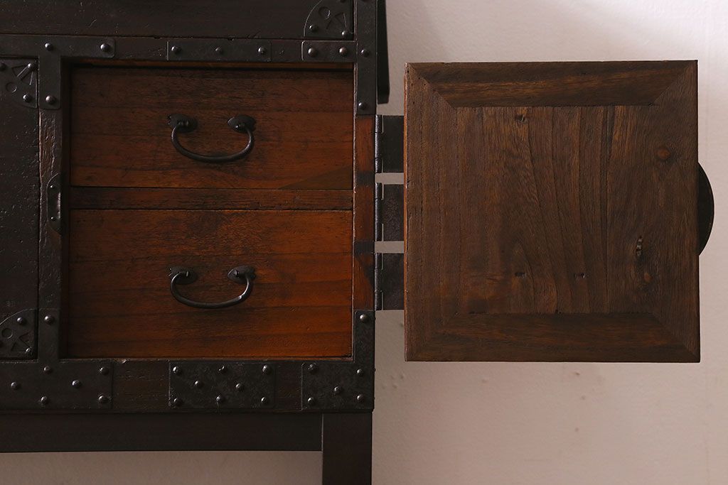 アンティーク家具　和製アンティーク　モダンな雰囲気漂う脚付きチェスト(引き出し、衣装箪笥)