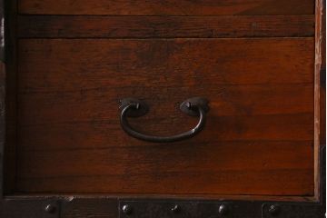 アンティーク家具　和製アンティーク　モダンな雰囲気漂う脚付きチェスト(引き出し、衣装箪笥)