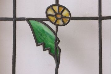 アンティーク雑貨　昭和初期　様々な花が可愛らしいステンドグラスのガラス戸(引き戸、建具)2枚組