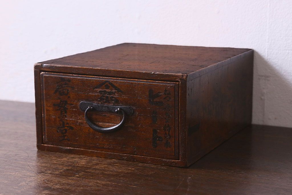 アンティーク雑貨　和製アンティーク　古い木の質感が味わい深い小引き出し(小物収納、小物入れ)