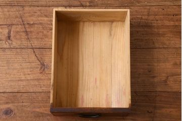 アンティーク雑貨　和製アンティーク　古い木の質感が味わい深い小引き出し(小物収納、小物入れ)