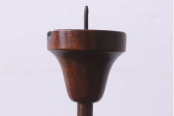 アンティーク雑貨　和製アンティーク　ケヤキ材　挽きもののデザインが魅力的なろうそく立て(燭台)